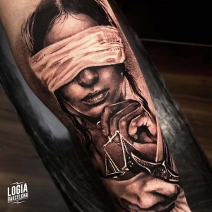 tatuaje_brazo_justicia_ciega_logiabarcelona_javier_arcia